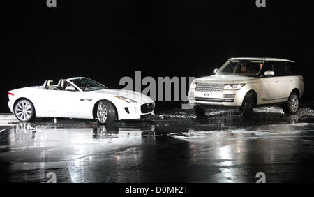 F-TYPE JAGUAR et Range Rover Jaguar et Land Rover dévoile deux nouvelles voitures LOS ANGELES CALIFORNIA USA 27 novembre 2012 Banque D'Images