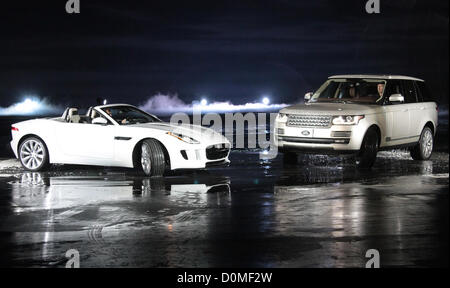 F-TYPE JAGUAR et Range Rover Jaguar et Land Rover dévoile deux nouvelles voitures LOS ANGELES CALIFORNIA USA 27 novembre 2012 Banque D'Images