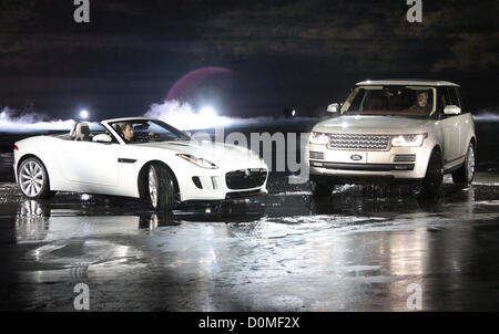 F-TYPE JAGUAR et Range Rover Jaguar et Land Rover dévoile deux nouvelles voitures LOS ANGELES CALIFORNIA USA 27 novembre 2012 Banque D'Images