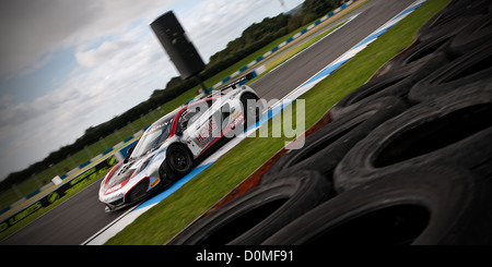 L'Hexis Racing Mclaren MP4-12c GT à Donington Park, tandis que la concurrence dans le Championnat du Monde FIA GT1 Banque D'Images