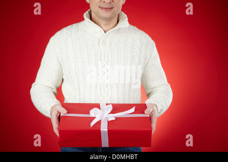 Image of male holding coffret rouge Banque D'Images