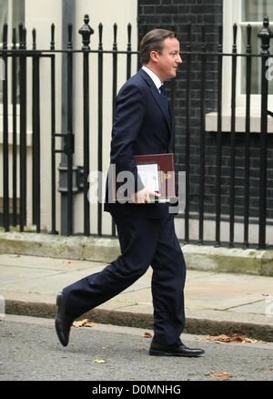 DAVID CAMERON, PREMIER MINISTRE BRITANNIQUE arrive à Downing Street LONDON ENGLAND UK 28 Novembre 2012 Banque D'Images