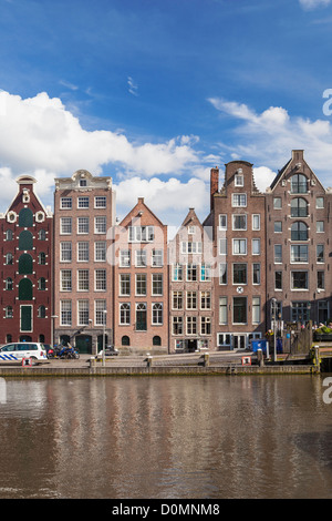 Bâtiments historiques le long du Damrak canal à Amsterdam, Holland Banque D'Images