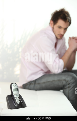 L'homme en attente d'appel téléphonique Banque D'Images