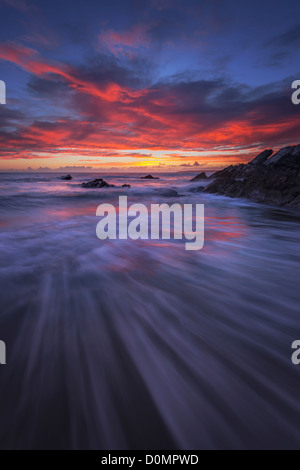 Un magnifique coucher de soleil et entraîner des conduites Sharrow Point, Cornwall, Whitsand bay Banque D'Images