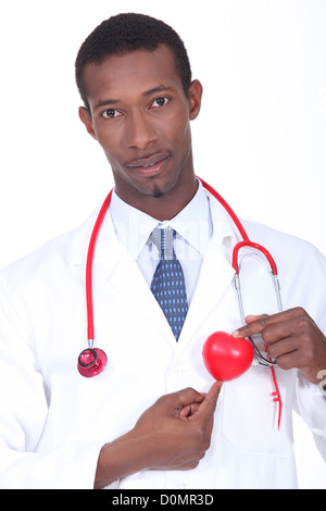 Médecin homme se leva avec coeur en plastique Banque D'Images