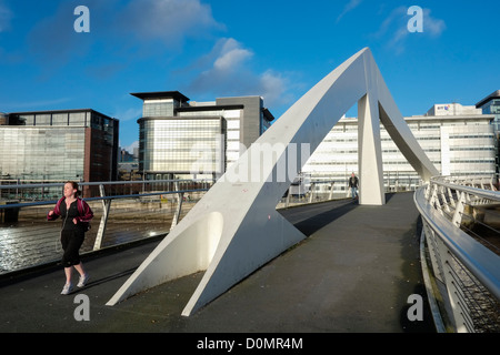 Passerelle Tradeston ou connu localement comme Squiggly Pont sur Rivière Clyde Glasgow en Ecosse UK Banque D'Images