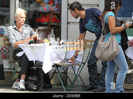 Brigitte Nielsen et son mari Mattia Dessi profitez d'un romantique déjeuner ensemble après avoir passé la matinée shopping, Londres Banque D'Images