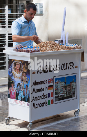 Commerçant rue Amandes vente Malaga en Espagne. Banque D'Images