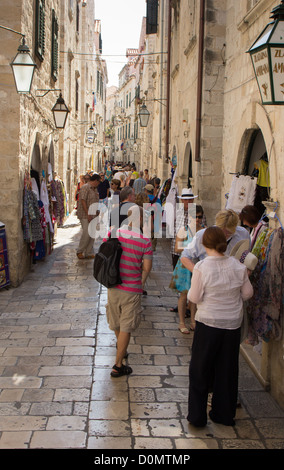 Clients dans la partie étroite rues de Dubrovnik Croatie Banque D'Images