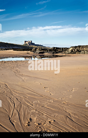 Sous la plage de bamborough castle Northumberland. Banque D'Images
