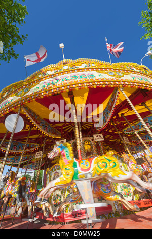 Cheval coloré sur un carrousel fairground ride, UK Banque D'Images