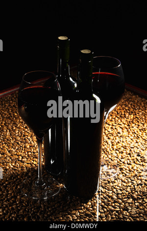 Vin rouge sur la table Banque D'Images