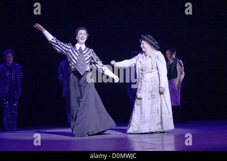 Cast Tony prête-nom Gavin Lee renvoie au rôle de Bert dans le Disney Theatrical production musicale de Broadway "Mary Poppins" Banque D'Images