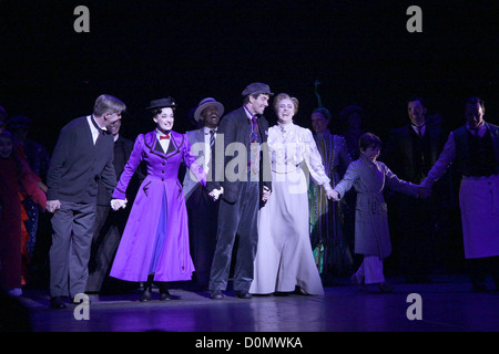 Laura Michelle Kelly, Gavin Lee et cast Tony prête-nom Gavin Lee renvoie au rôle de Bert dans le Disney Theatrical Broadway Banque D'Images