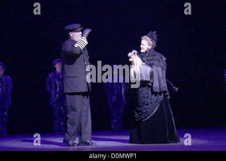 Cast Tony prête-nom Gavin Lee renvoie au rôle de Bert dans le Disney Theatrical production musicale de Broadway "Mary Poppins" Banque D'Images