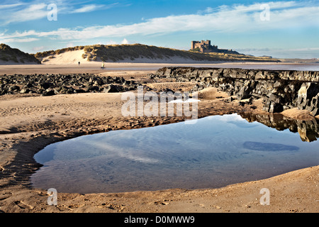 Sous la plage de bamborough castle Northumberland. Banque D'Images