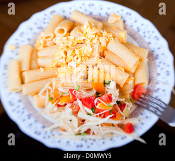 Salade de pâtes avec la tomate et le chou Banque D'Images