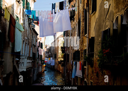 Lave-Hanging on line tendu au canal entre les appartements en Venise Banque D'Images