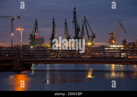 Grand pont et grues sur le chantier naval de nuit. Banque D'Images