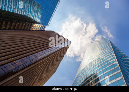 Des gratte-ciel contre un ciel bleu, vue de bas en haut. Banque D'Images