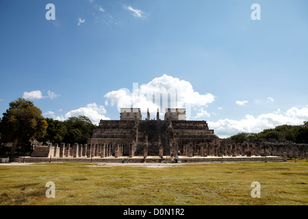 Temple des Guerriers (Templo de los Guerreros) et Groupe des Mille Colonnes (Grupo de las mil Columnas) Chichen Itza au Mexique Banque D'Images