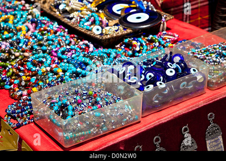 Un décrochage touristiques Vente de bracelets colorés et l'oeil mauvais turc à Istanbul. Banque D'Images