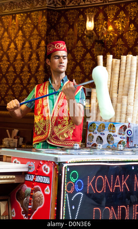 Un vendeur de crème glacée dondurma turc virevoltantes pour les touristes dans le quartier de Taksim, Istanbul, Turquie Banque D'Images