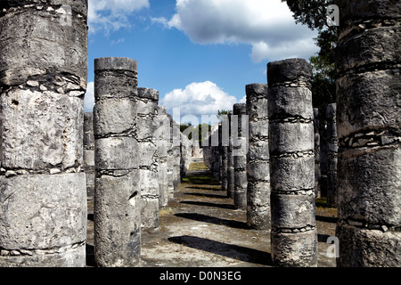 Temple des Guerriers (Templo de los Guerreros) et Groupe des Mille Colonnes (Grupo de las mil Columnas) Chichen Itza au Mexique Banque D'Images