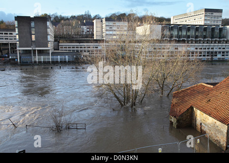 L'usure de la rivière déborde et les inondations dans la ville de Durham road à côté de l'épargne nationale et les investissements des capacités Banque D'Images