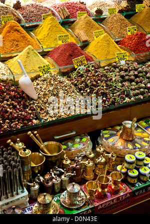 Épices et thés en exposition dans le marché aux épices dans le district d'Eminönü à Istanbul, Turquie. Banque D'Images