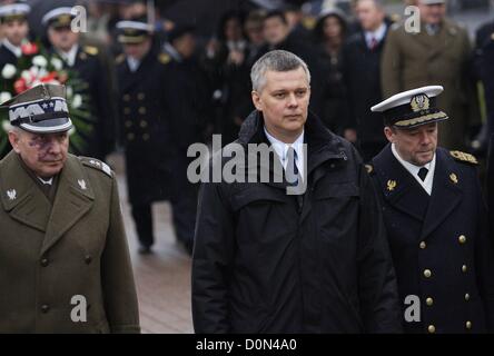 Gdynia, Pologne, 28 novembre 2012 94e anniversaire de la marine polonaise reneval par le Maréchal Jozef Pilsudski en 1918. Le ministre de la Défense, Tomasz Siemoniak (C) prend part à la cérémonie en face de la marine polonaise Plaque marin à Gdynia. Banque D'Images