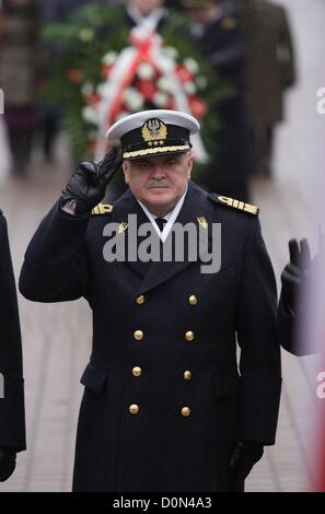 Gdynia, Pologne, 28 novembre 2012 94e anniversaire de la marine polonaise reneval par le Maréchal Jozef Pilsudski en 1918. L'amiral commandant la Marine polonais Tomasz Mathea (C) prend part à la cérémonie en face de la marine polonaise Plaque marin à Gdynia. Banque D'Images