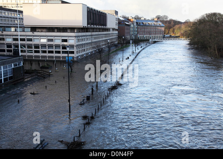 L'usure de la rivière déborde et les inondations dans la ville de Durham road à côté de l'épargne nationale et les investissements des capacités Banque D'Images