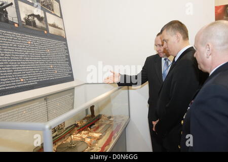 Gdynia, Pologne, 28 novembre 2012 Le ministre de la Défense, Tomasz Siemoniak (C) prend part à la nouvelle construction de la Musée Naval Polonais de Gdynia cérémonie d'ouverture. Banque D'Images