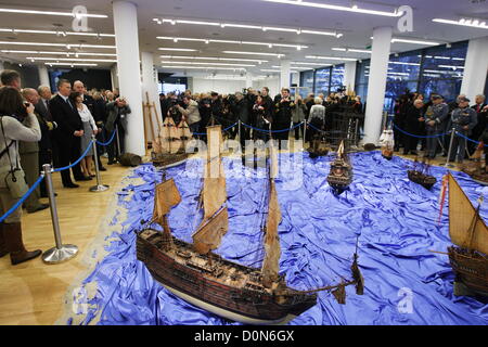 Gdynia, Pologne, 28 novembre 2012 Le ministre de la Défense, Tomasz Siemoniak (C) prend part à la nouvelle construction de la Musée Naval Polonais de Gdynia cérémonie d'ouverture. Banque D'Images