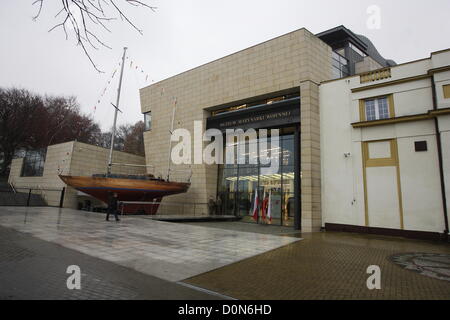 Gdynia, Pologne, 28 novembre 2012 Le ministre de la Défense, Tomasz Siemoniak (C) prend part à la nouvelle construction de la Musée Naval Polonais de Gdynia cérémonie d'ouverture. Banque D'Images