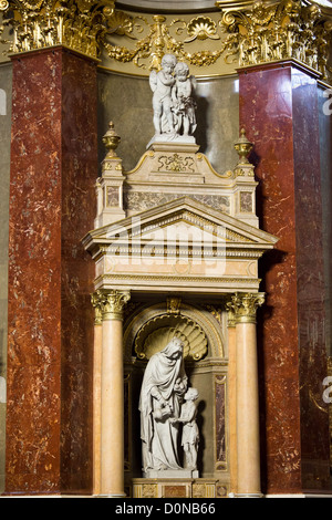 St Elizabeth statue dans la Basilique de St Stephen, à Budapest, en Hongrie. Banque D'Images