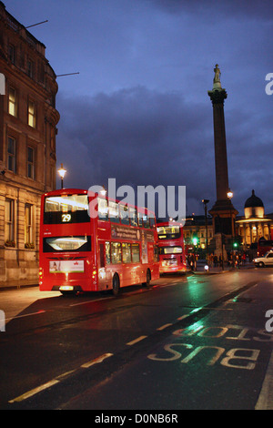 Londres rouge double decker autobus voyageant vers Trafalgar Square, Londres, dans la nuit Banque D'Images