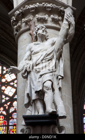 Bruxelles - Juin 22 : Statue de Saint Andrew de la cathédrale gothique de Saint Michel Banque D'Images