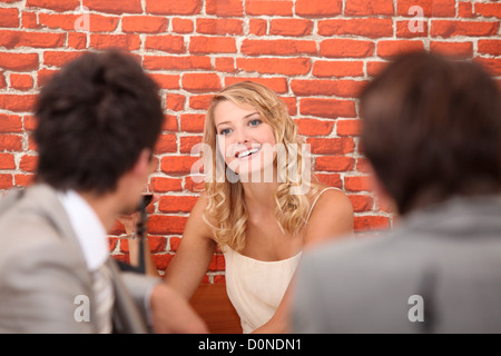 Femme reconnaissant collègues in restaurant Banque D'Images