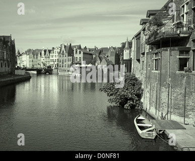 - Canal de Gand et typique des maisons de brique dans la lumière du matin Banque D'Images