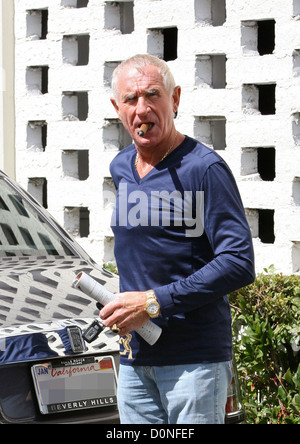 Frederic Prinz von Anhalt bénéficiant d'un cigare tout en dehors et environ dans la région de Beverly Hills Los Angeles, USA - 28.08.10 Banque D'Images