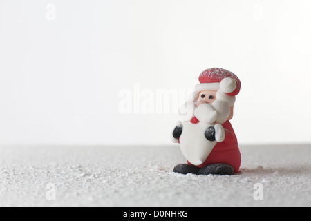 Close up cake decoration d'un père noël glacé figure debout sur ce qui ressemble à la neige Banque D'Images