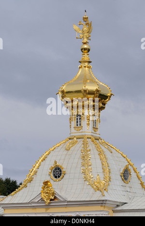 Dôme doré sur le toit à Peterhof surmontée d'une tête trois version de l'aigle à deux têtes Russion. Peterhof, Saint-Pétersbourg, Banque D'Images