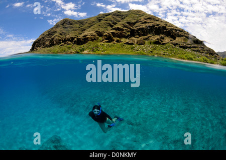 Deux images du snorkeler et côtières hill, Makua Beach, Oahu, Hawaii, USA Banque D'Images