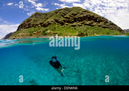 Deux images du snorkeler et côtières hill, Makua Beach, Oahu, Hawaii, USA Banque D'Images