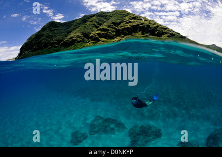 Deux images du snorkeler et côtières hill, Makua Beach, Oahu, Hawaii, USA Banque D'Images