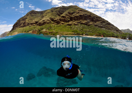 Deux images du snorkeler et côtières hill, Makua Beach, Oahu, Hawaii, USA Banque D'Images