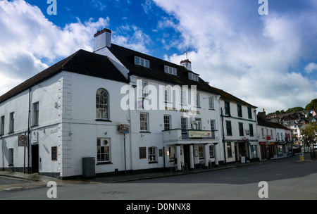 Fore Street à l'Ouest en direction de pont sur un jour d'été à Okehampton Devon Uk Banque D'Images